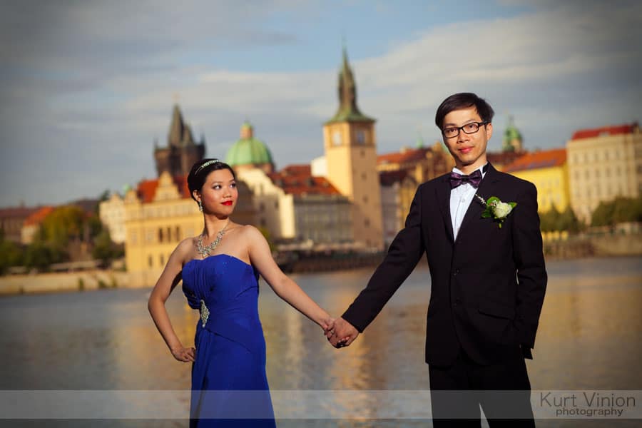 Prague pre wedding photographers / Winnie & Chiu portrait session near the Charles Bridge