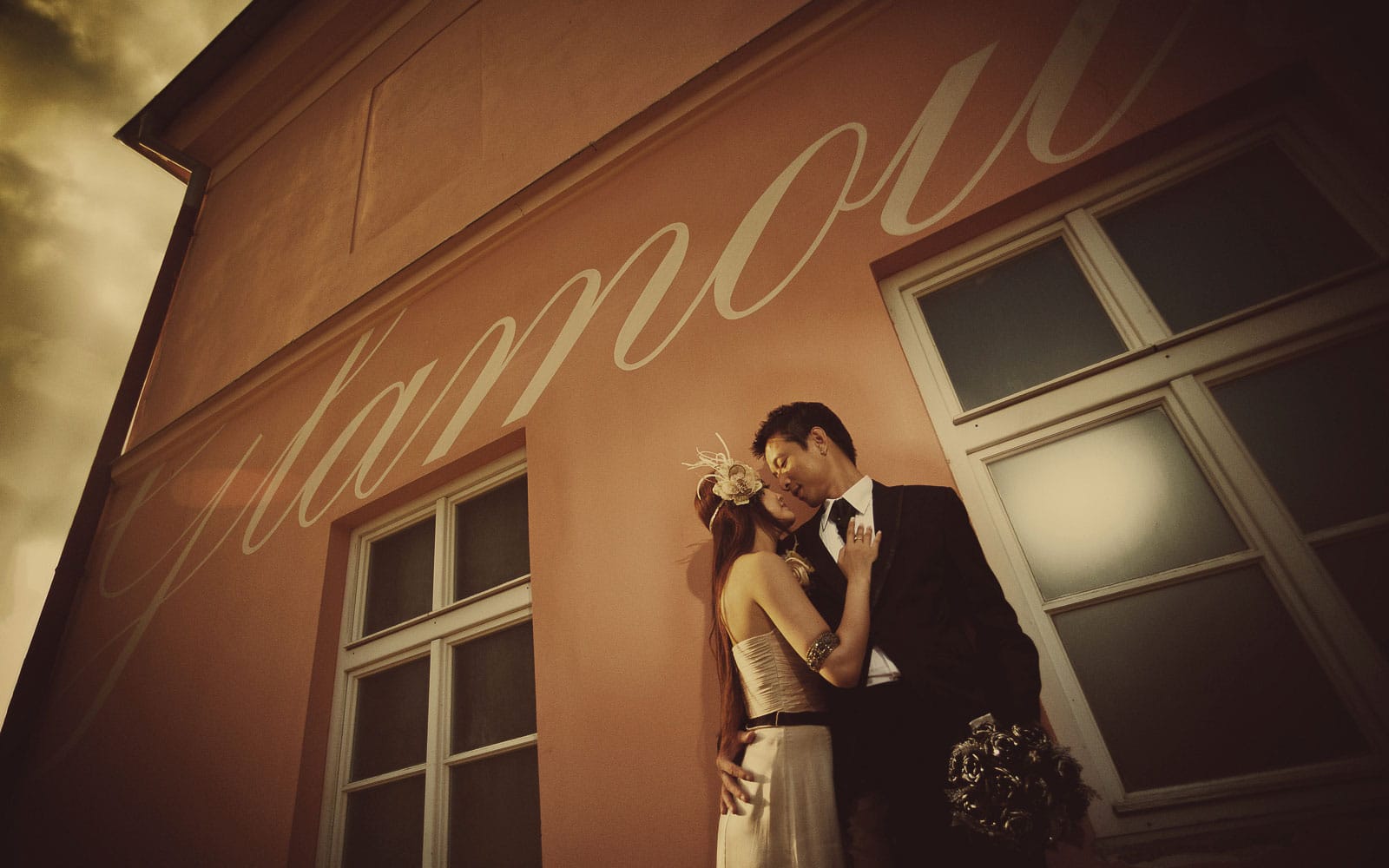 Prague pre weddings / Yvonne & Raymond / stylish portrait session near the Charles Bridge