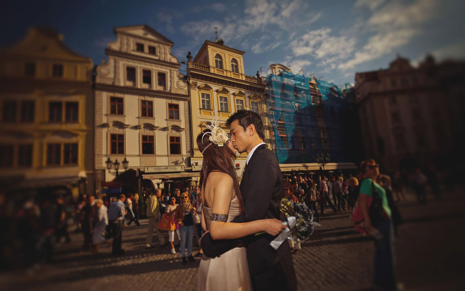 Prague pre weddings / Yvonne & Raymond / stylish portrait session at Old Town Square