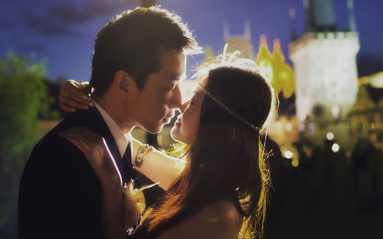 Prague pre weddings / Yvonne & Raymond / stylish portrait session at the Charles Bridge