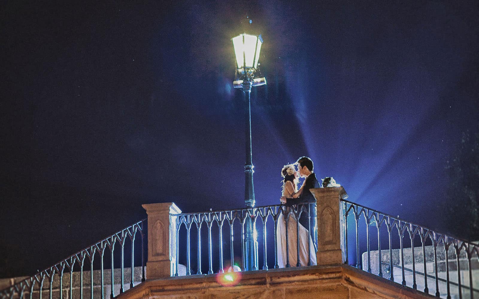 Prague pre weddings / Yvonne & Raymond / stylish portrait session at the Charles Bridge