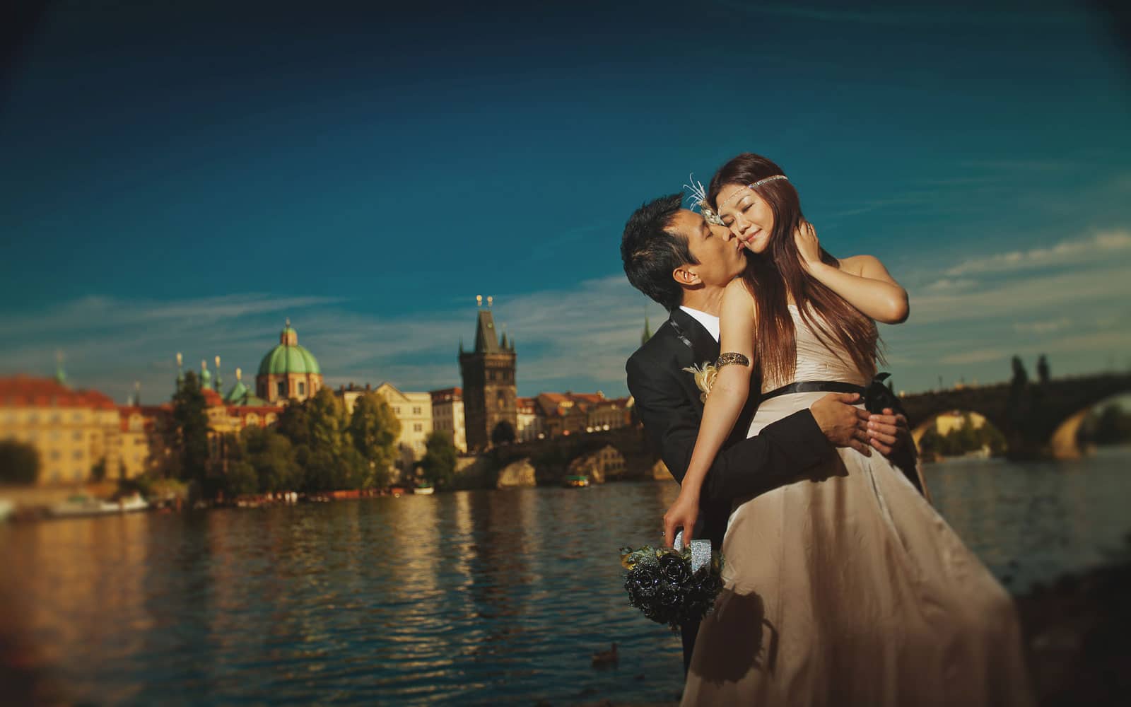 Prague pre weddings / Yvonne & Raymond / stylish portrait session near the Charles Bridge