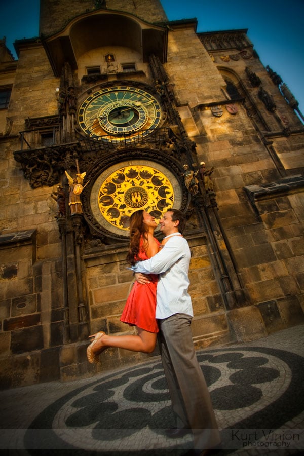 Engagement portraits Prague: Akiko & Jakub Engagement portrait session in front of the Astronomical Clock