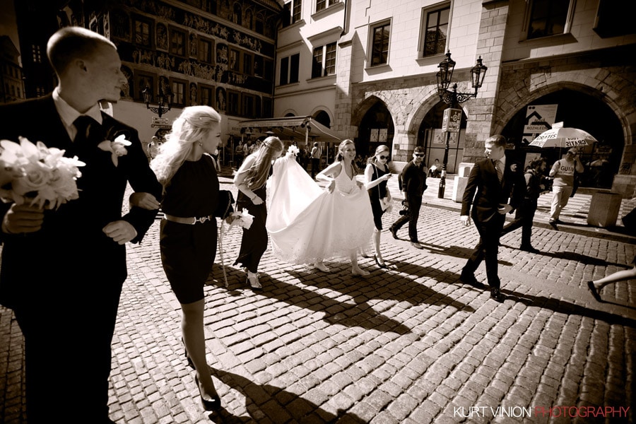 Prague weddings: Polina & Josh wedding day photography / Old Town Square 