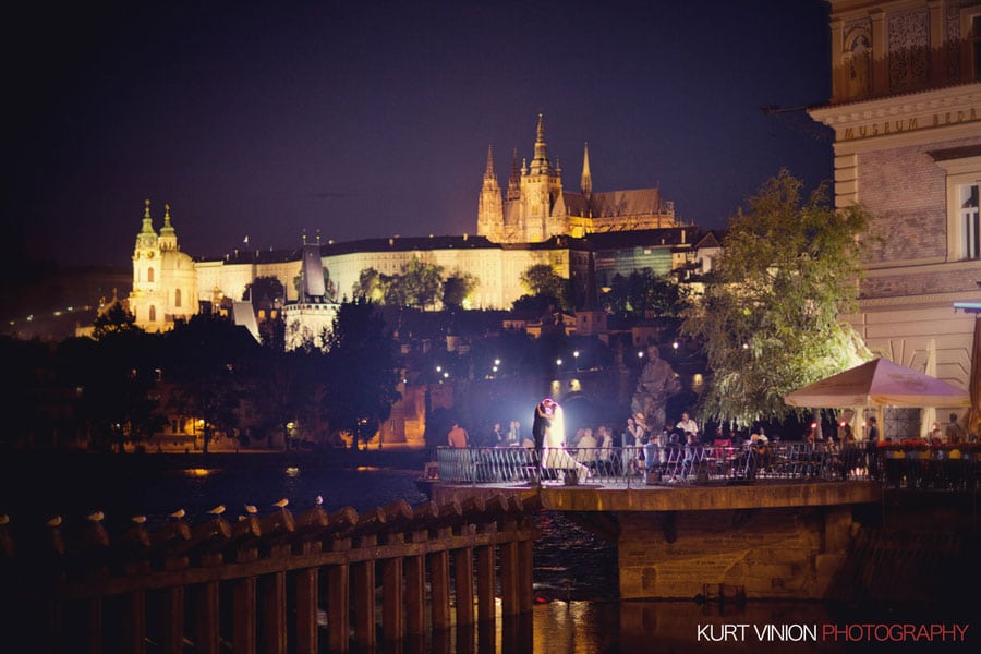 Prague weddings / Jennifer & Shad / wedding portraits at the Charles Bridge 