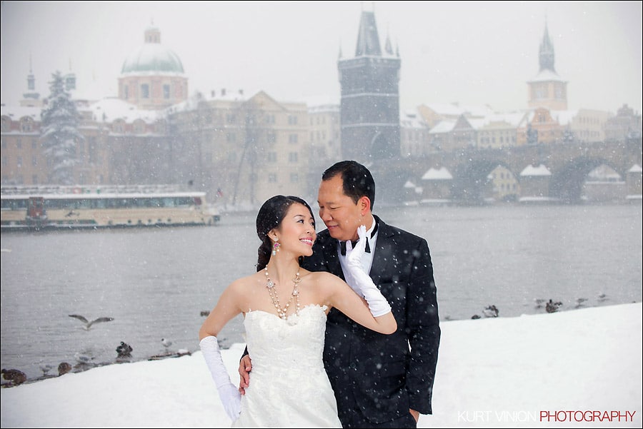 Prague pre wedding photography / Helen & CY winter pre wedding portraits near the Charles Bridge