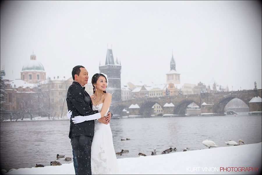 Prague pre wedding photography / Helen & CY winter pre wedding portraits near the Charles Bridge