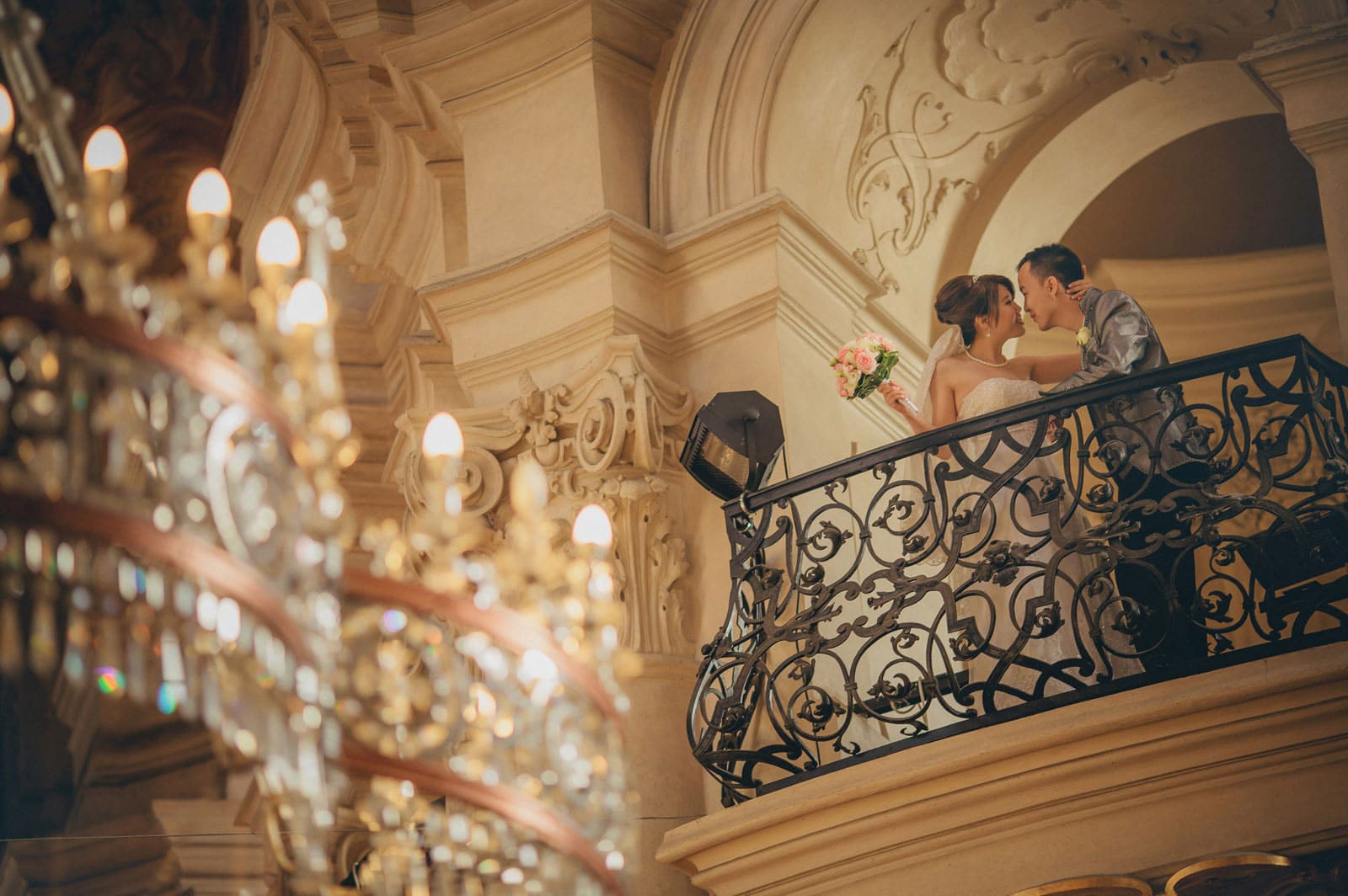 Prague weddings / Sandy & Jimmy / wedding portraits inside St. Nicholas Church