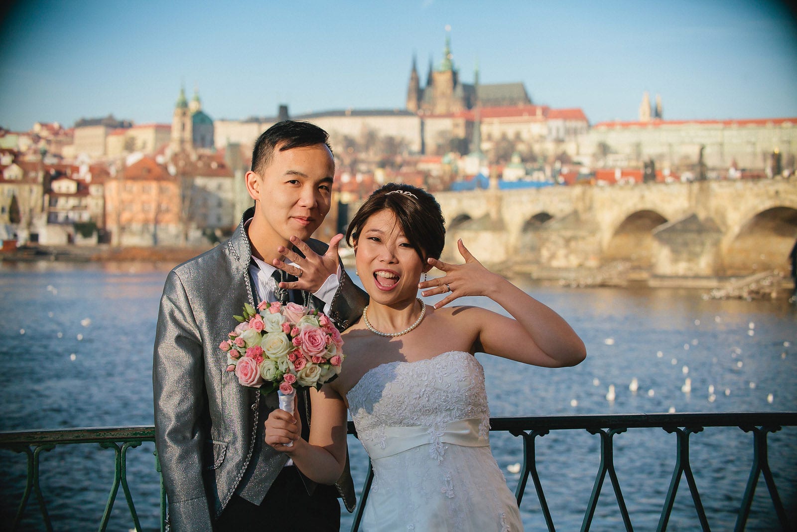Prague portraits / Sandy & Jimmy / wedding portraits near the Charles Bridge