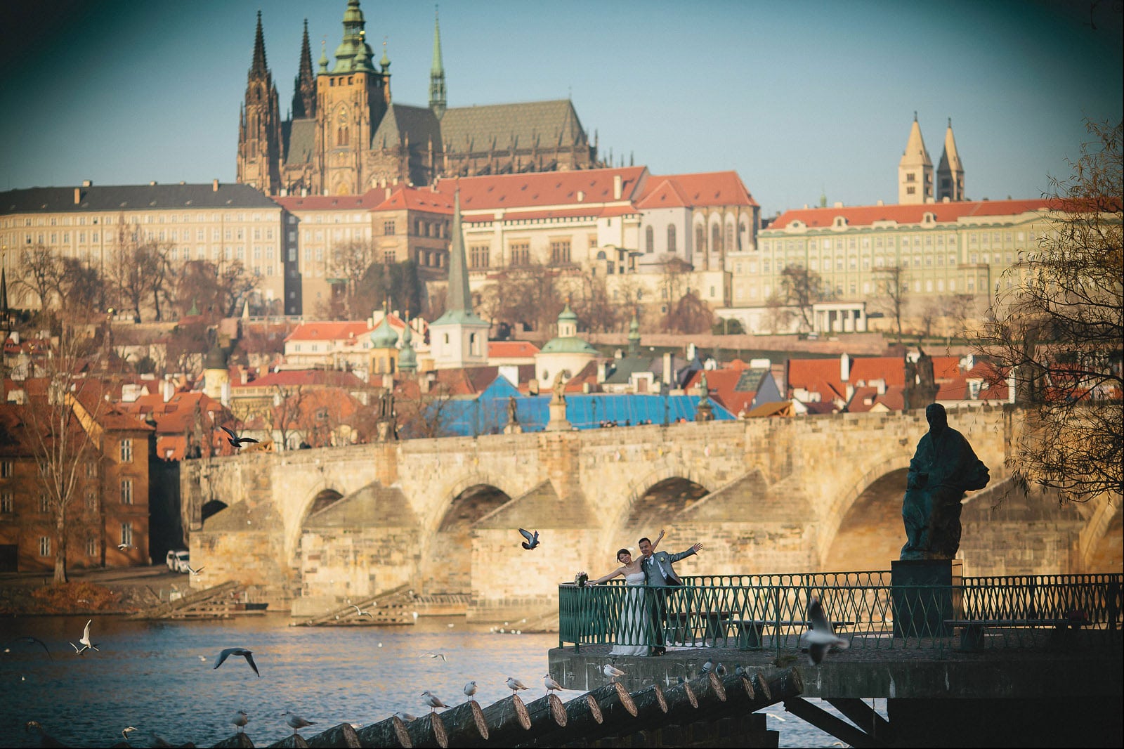 Prague portraits / Sandy & Jimmy / wedding portraits near the Charles Bridge