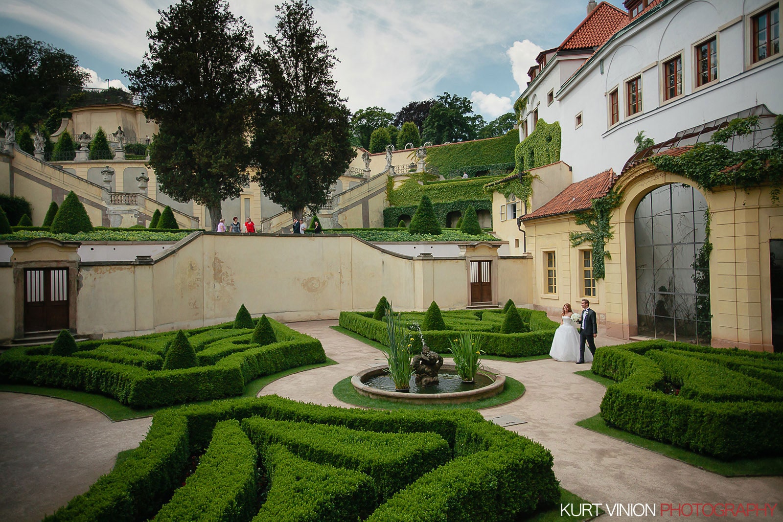 Elopement wedding Prague / Vrtbovska Garden / Polya & Dirk wedding day photos at Vrtba