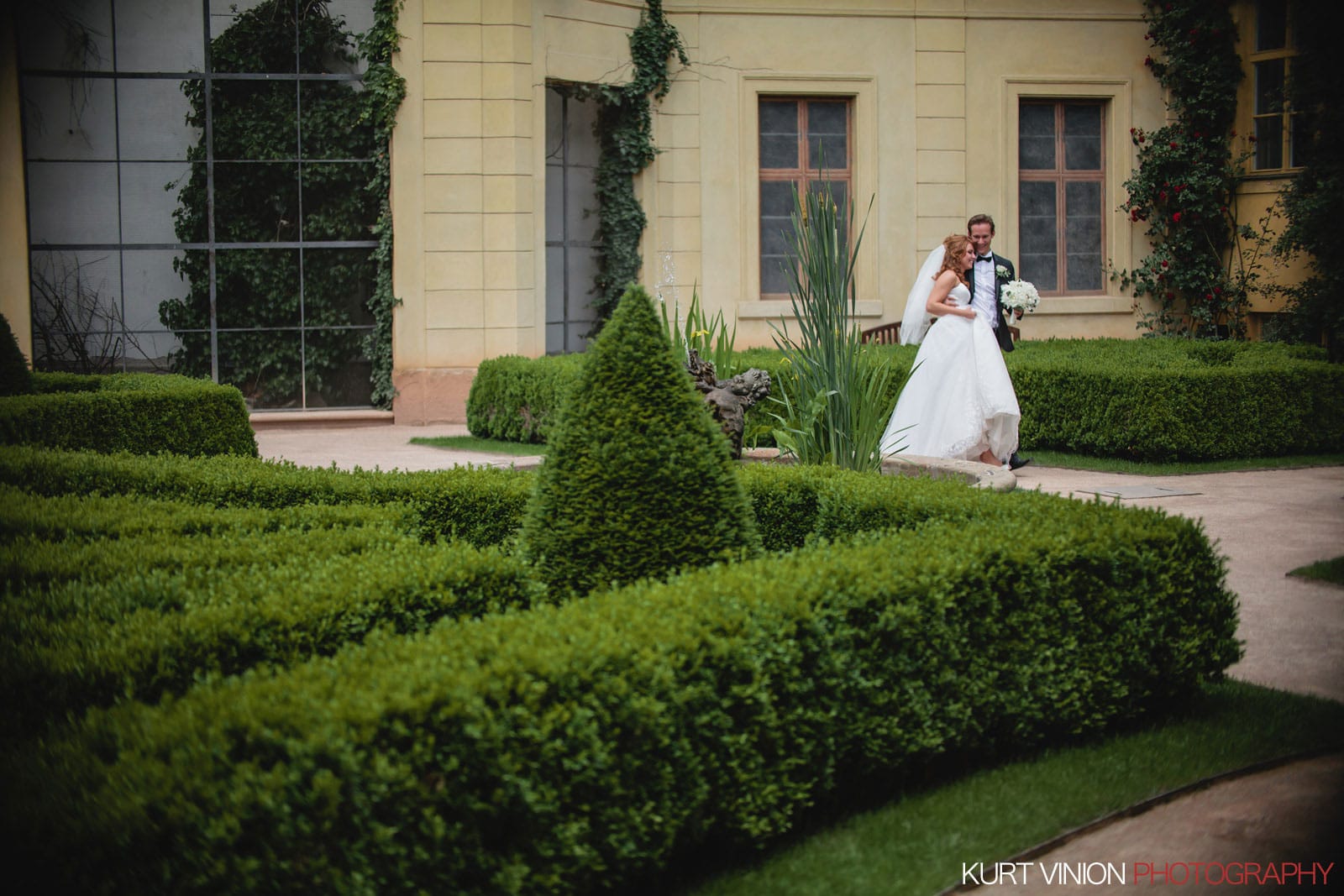 Elopement wedding Prague / Vrtbovska Garden / Polya & Dirk wedding photos at Vrtba