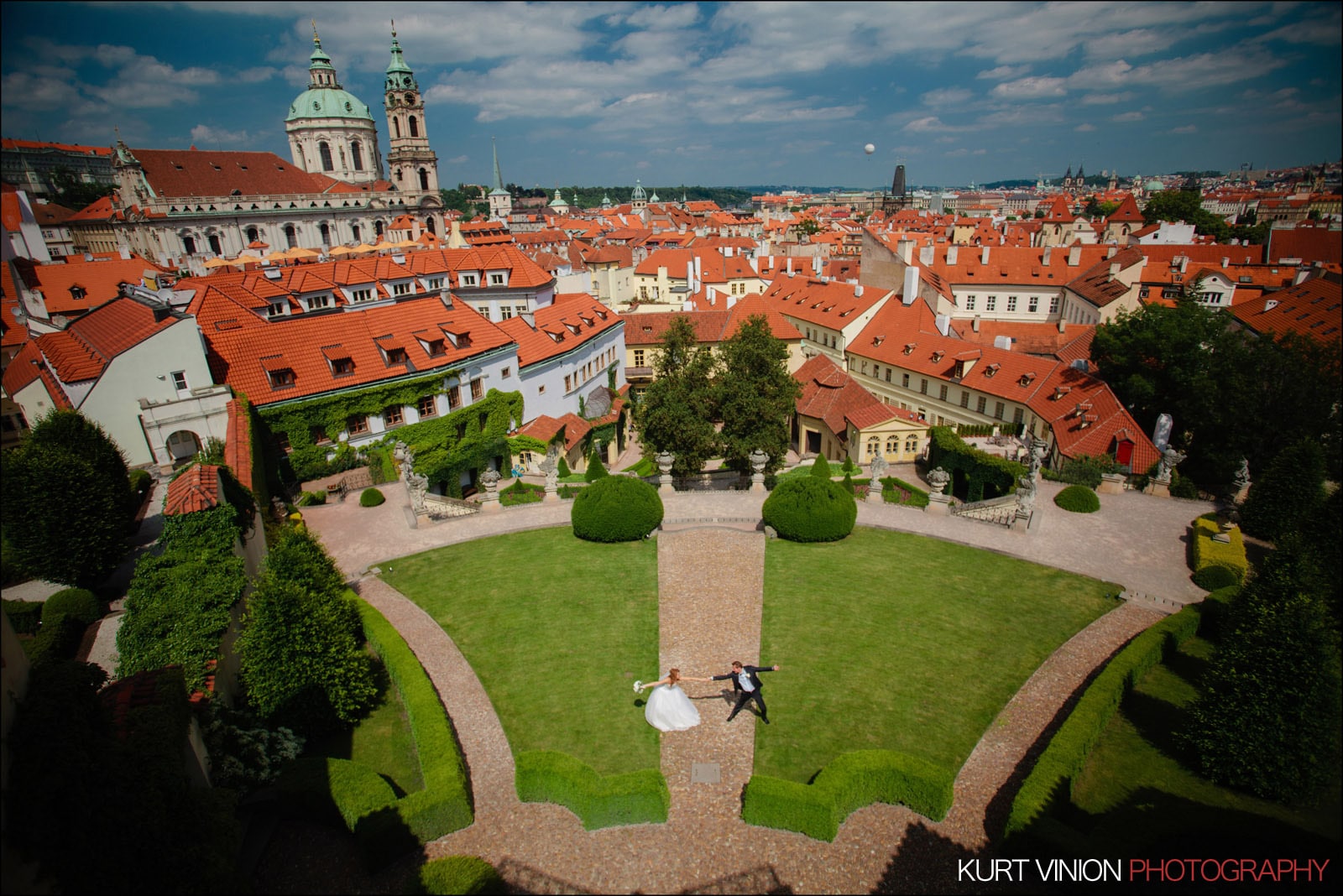 Elopement wedding Prague / Vrtbovska Garden / Polya & Dirk wedding portraits at Vrtba