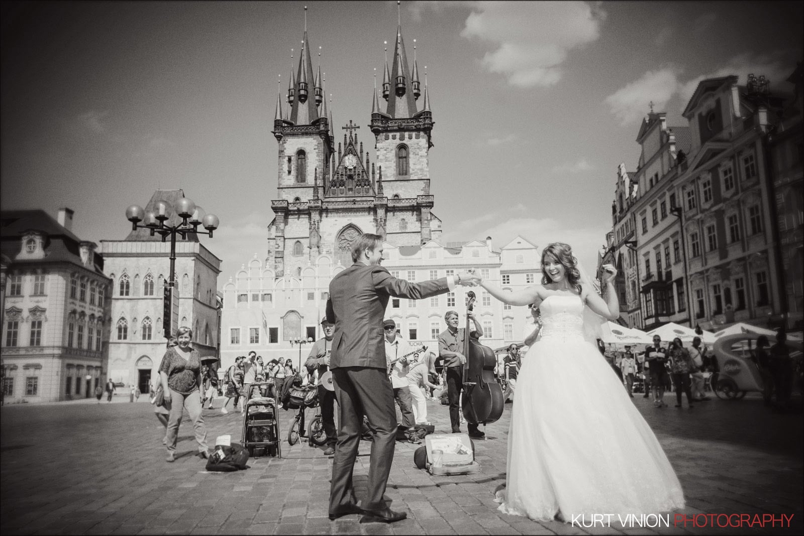 Elopement wedding Prague / Polya & Dirk wedding portraits at the Astronomical Clock
