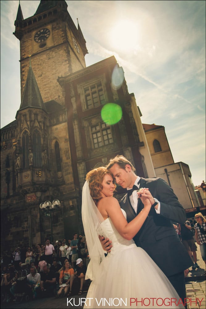 Elopement wedding Prague / Polya & Dirk wedding portraits at the Astronomical Clock