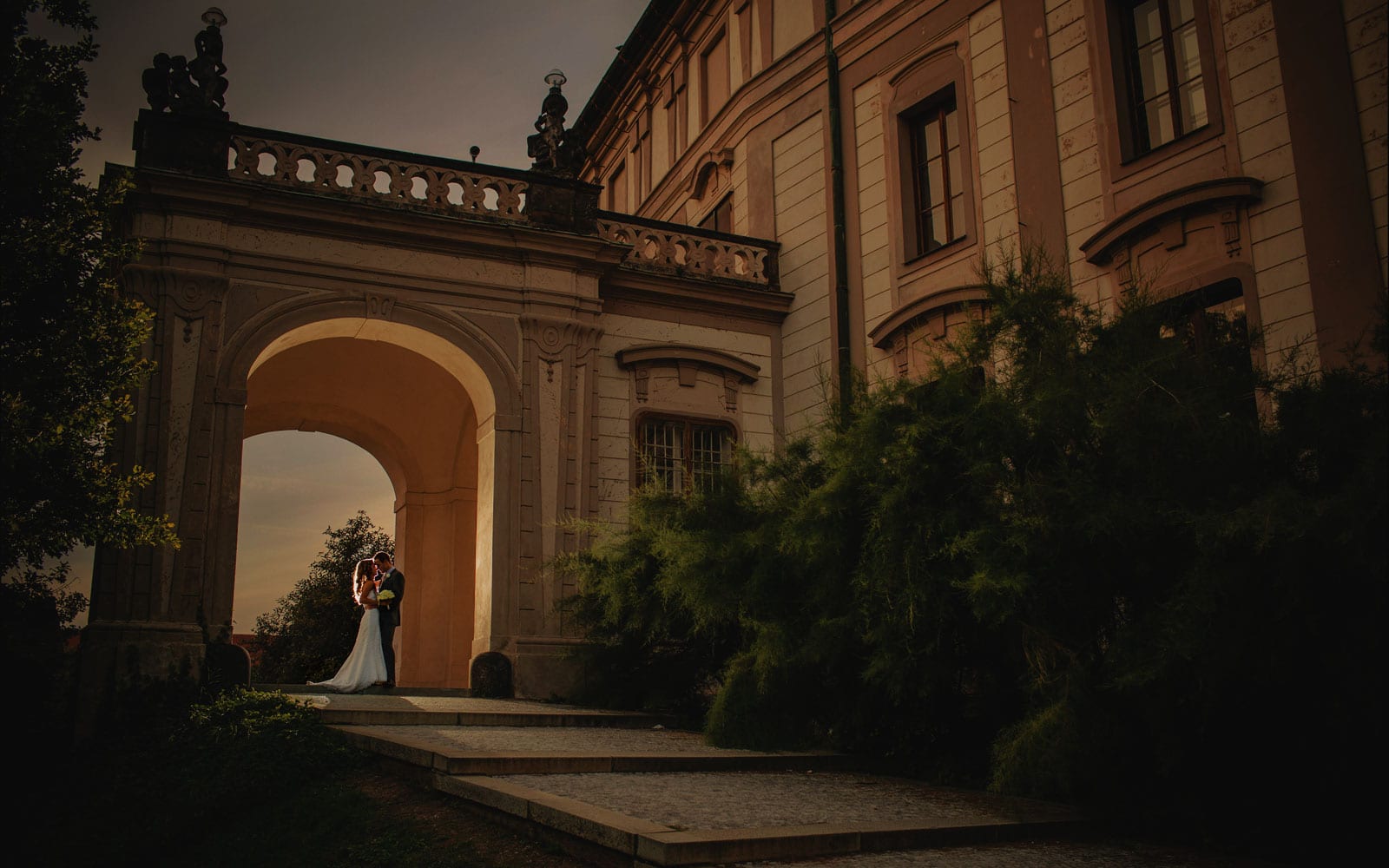 Prague wedding photographers / R&B wedding photographs at Prague Castle