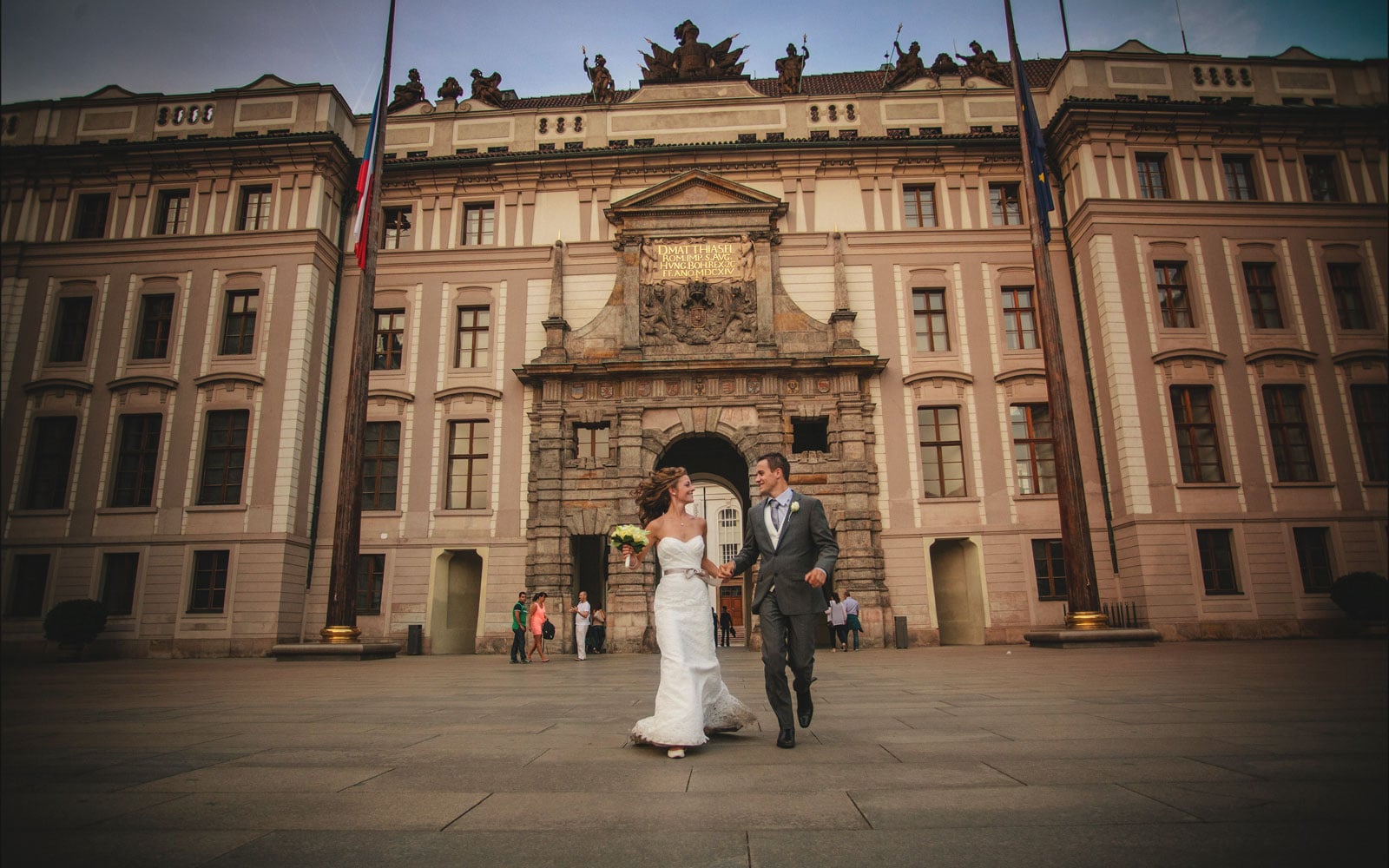 Prague wedding photographers / R&B wedding photographs at Prague Castle