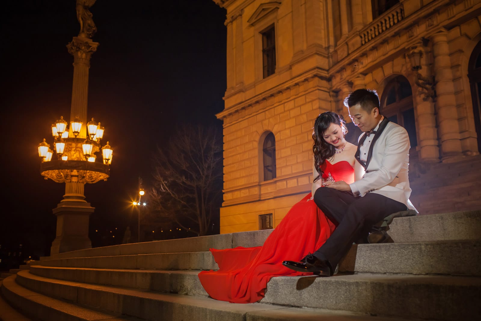 Prague pre wedding / Suki & Steven / wedding portraits at the Rudolfinum at nigth