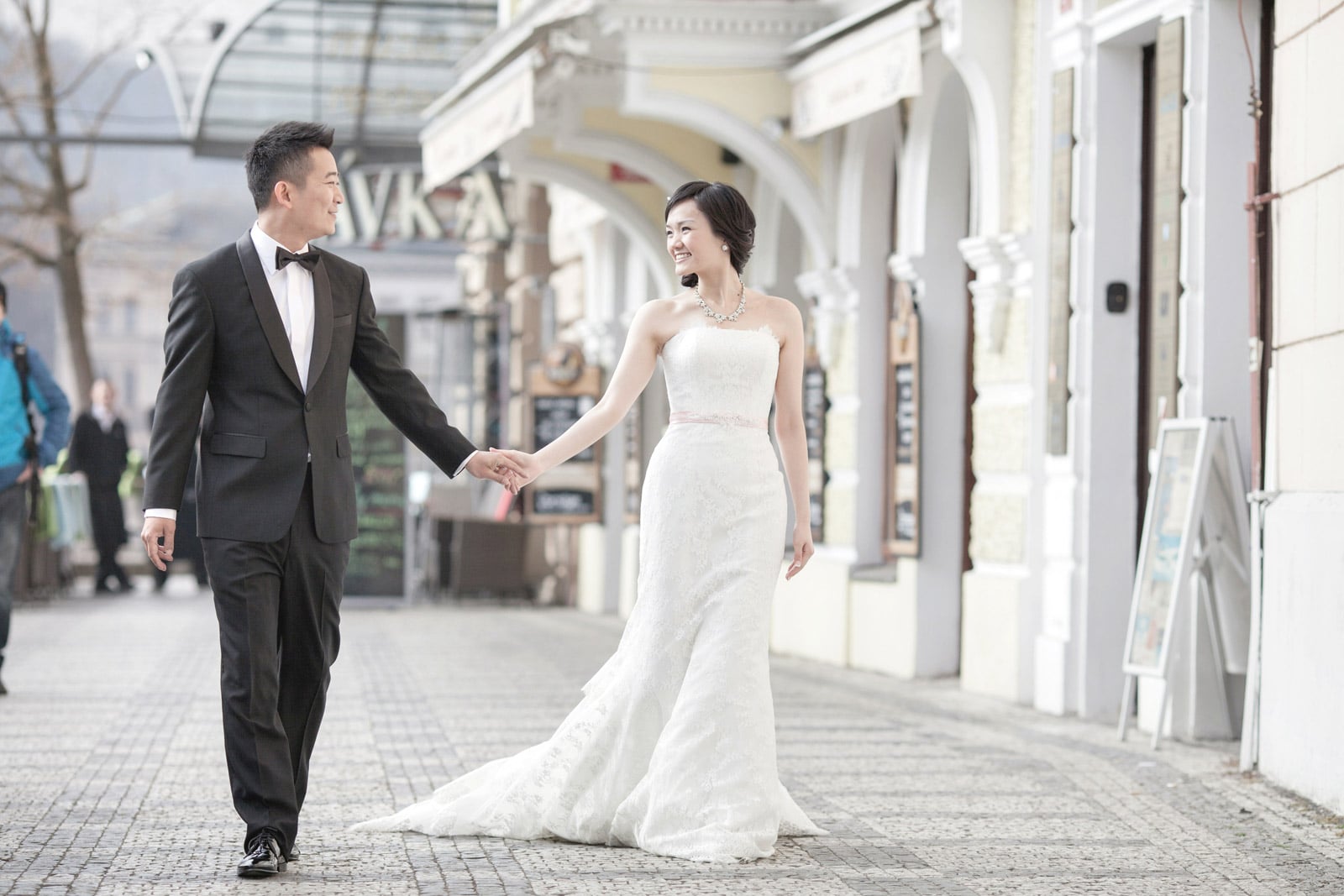 Prague pre wedding / Suki & Steven / wedding portraits near the Charles Bridge