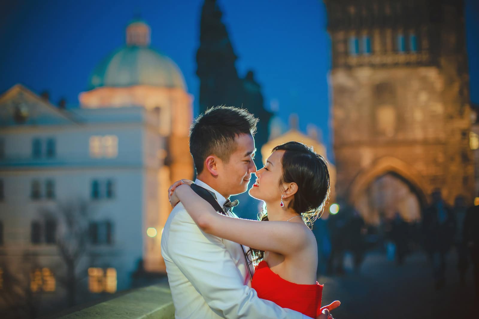 Prague pre wedding / Suki & Steven / wedding portraits at the Charles Bridge at night