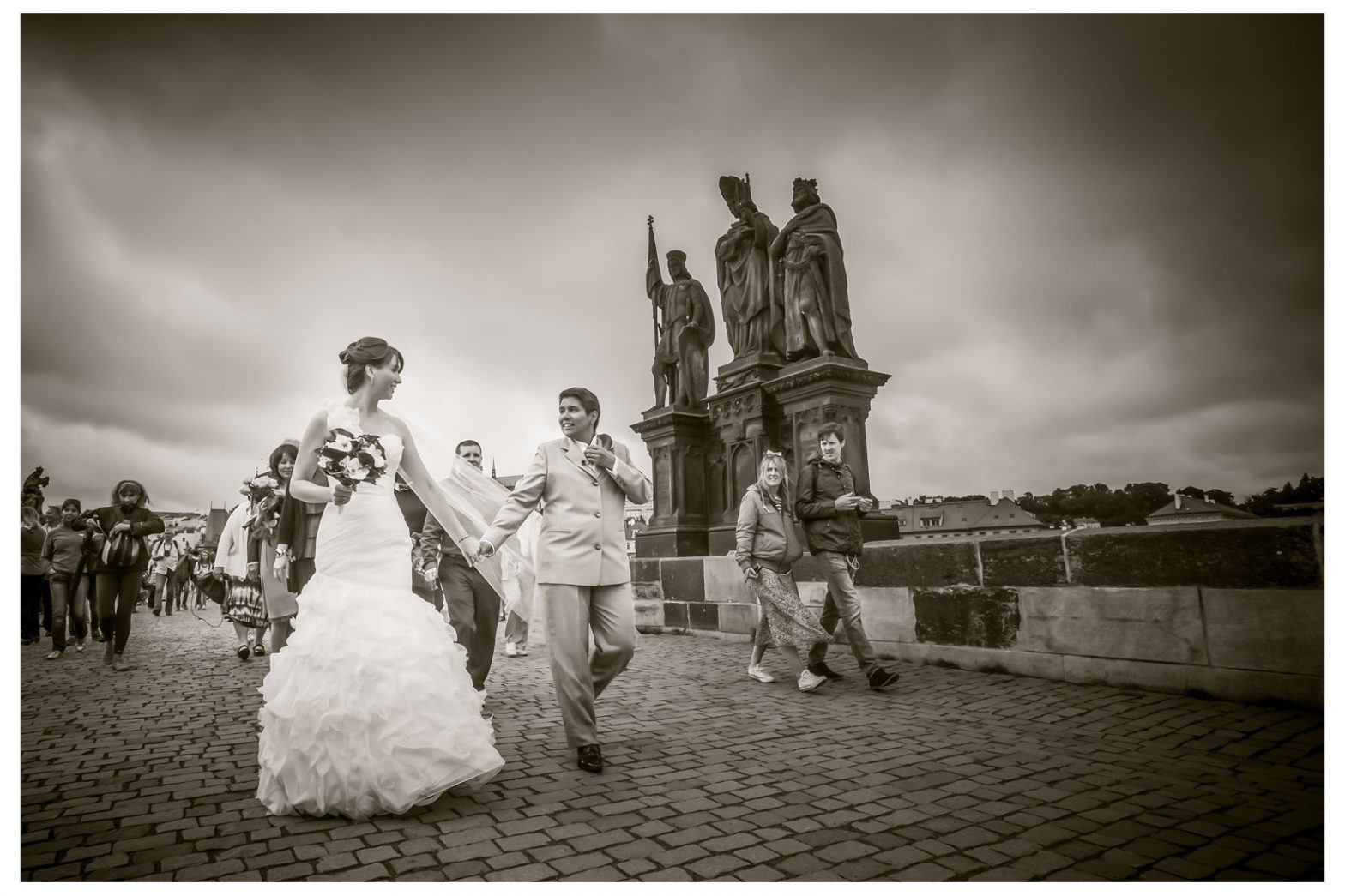 Charles Bridge Wedding / Kimberly & Jules / prague wedding day