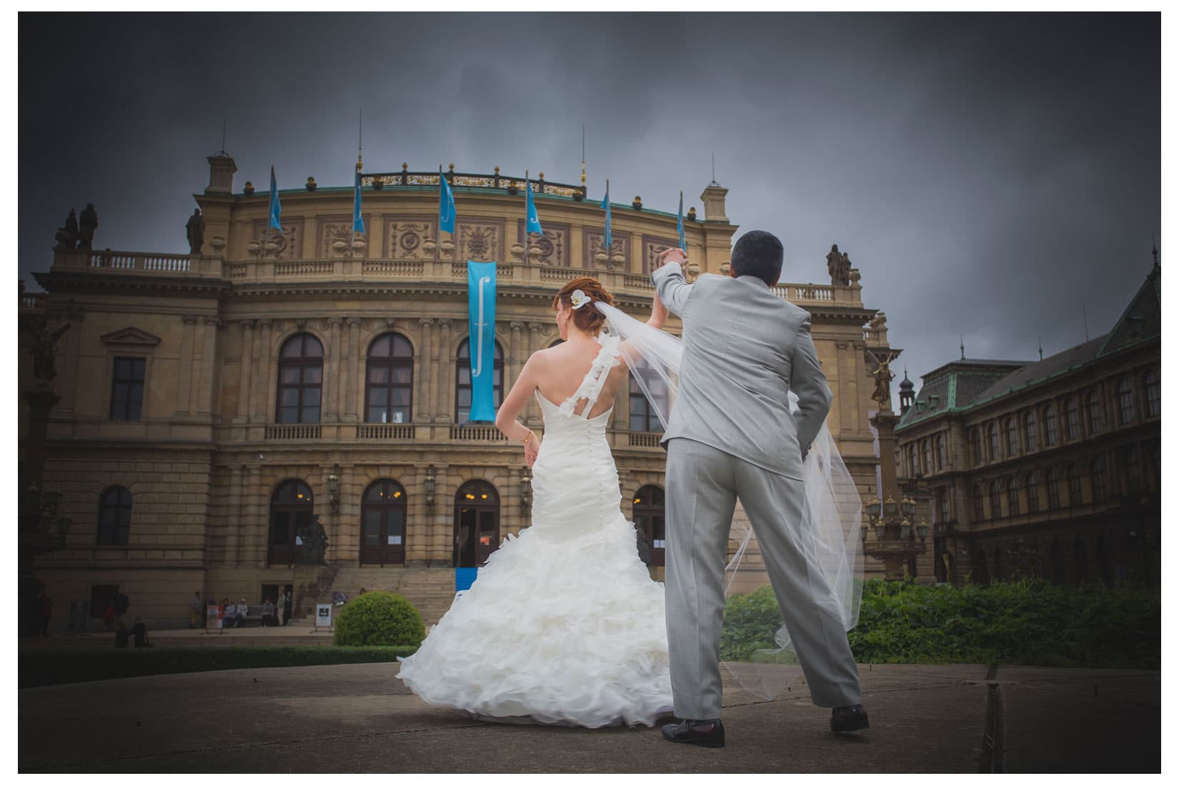 Charles Bridge Wedding / Kimberly & Jules / Rudolfinum wedding portraits