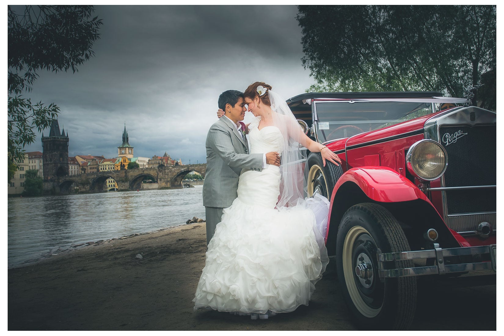 Charles Bridge Wedding / Kimberly & Jules / Na Plavka wedding portraits