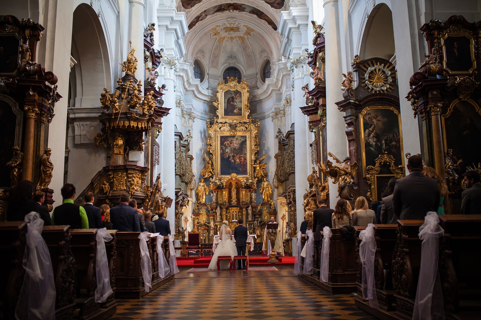 Prague St. Thomas Church: Julia+Sergio wedding day photography 