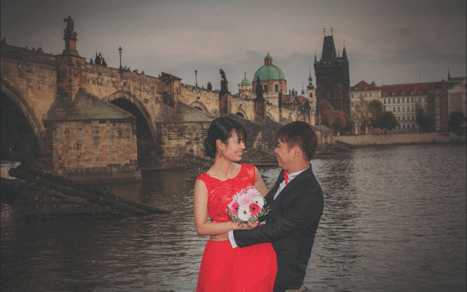 Prague pre wedding / Sharon & Danny Fall portraits session near the Charles Bridge