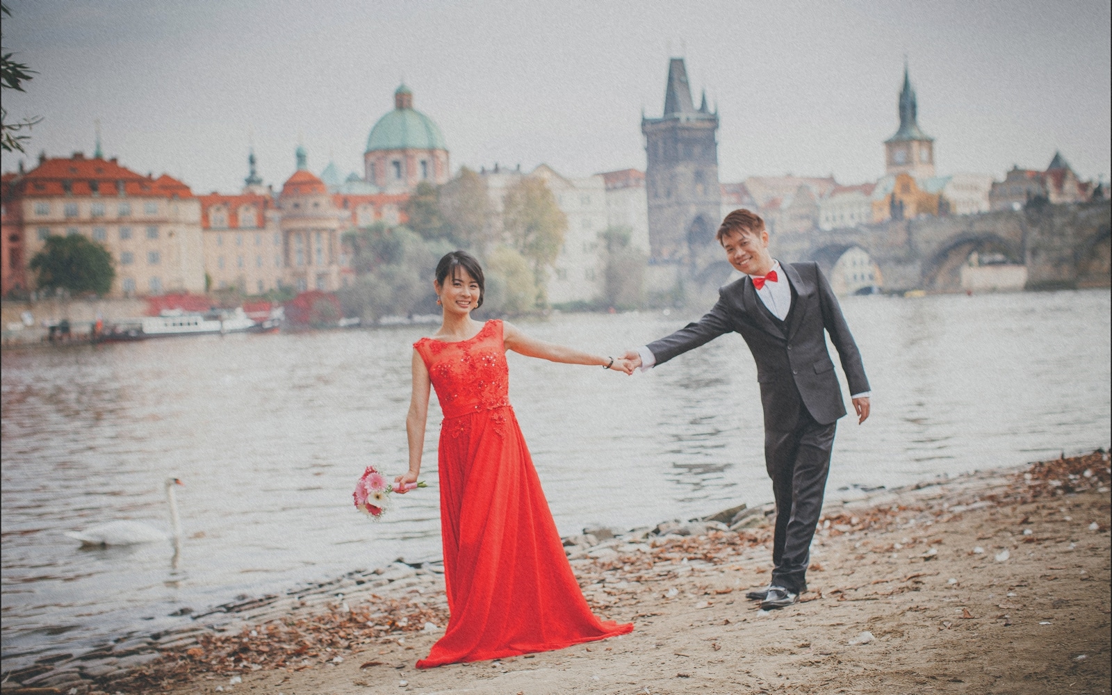 Prague pre wedding / Sharon & Danny Fall portraits session near the Charles Bridge