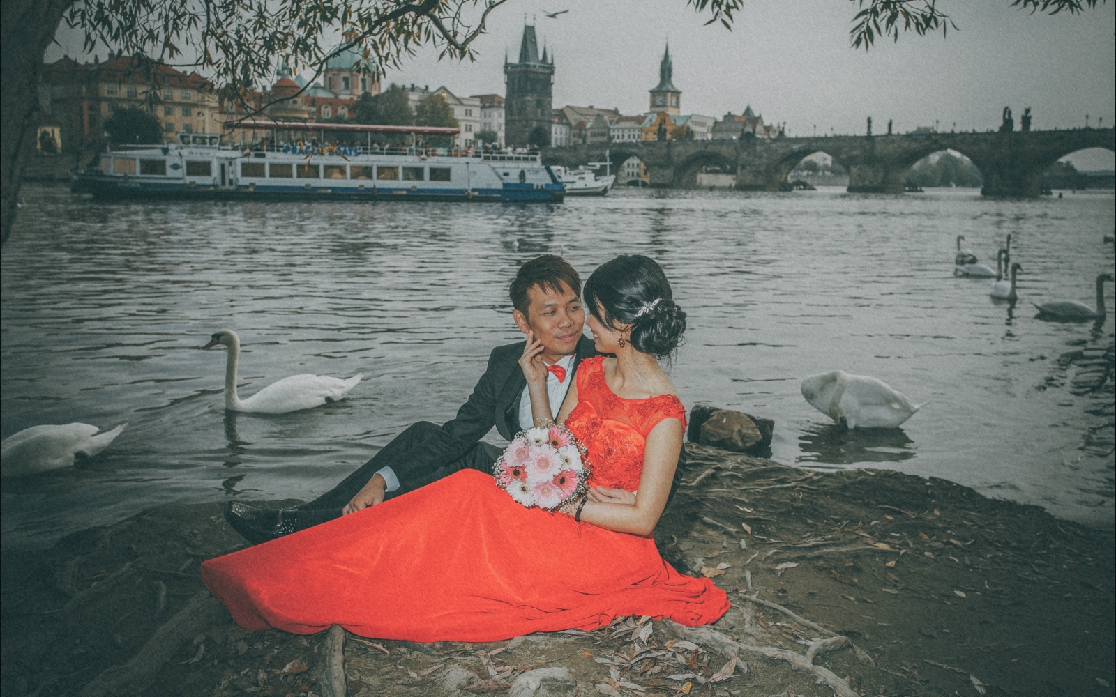 Prague pre wedding / Sharon & Danny Fall portraits session near the Charles Bridge