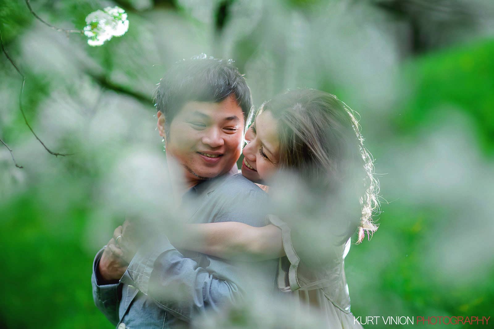 Prague pre wedding / Shirley & Green / photography under the cherry blossom trees at Petrin hill