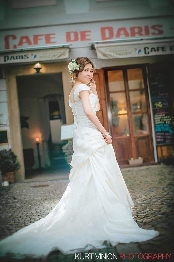 Prague pre wedding / Shirley & Green / photography in front of Cafe de Paris