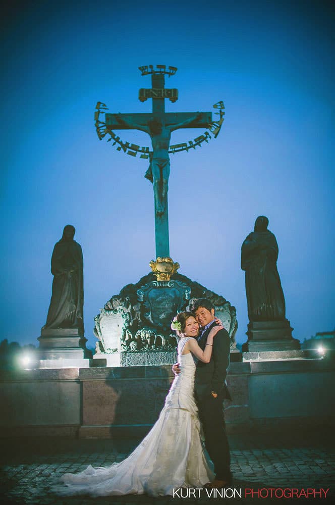 Prague pre wedding / Shirley & Green / photography on the Charles Bridge 