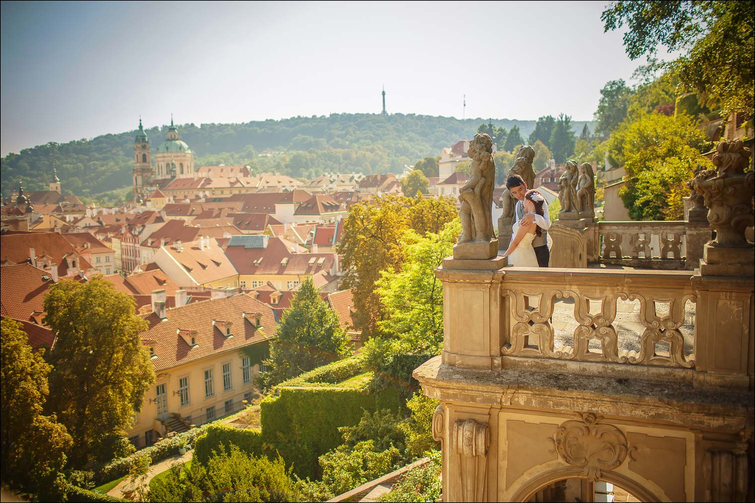 T+P Prague Castle pre wedding portraits