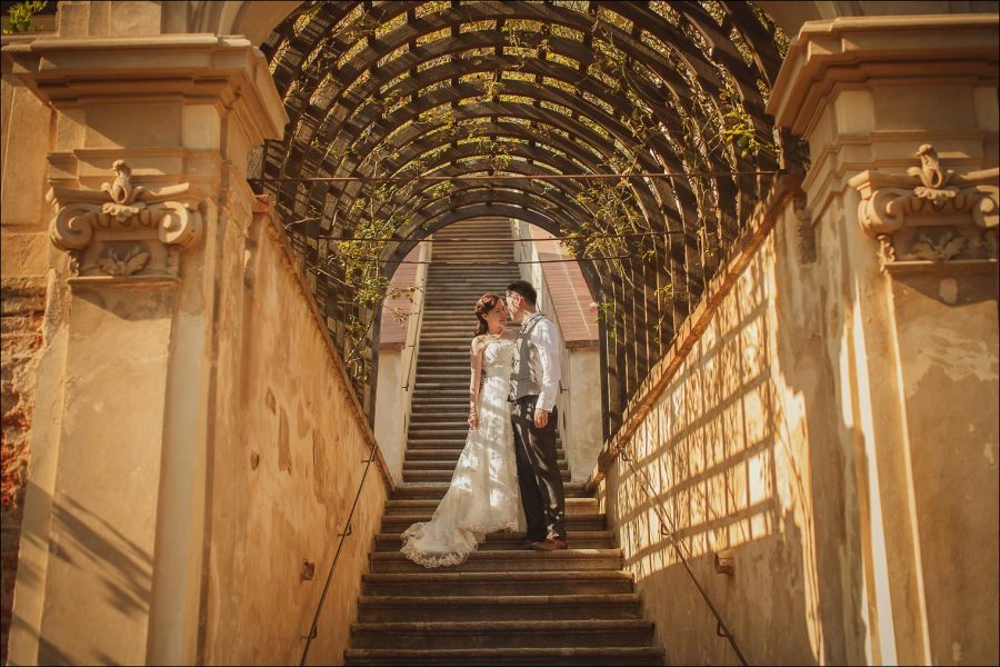 T+P / pre wedding portrait session in Prague