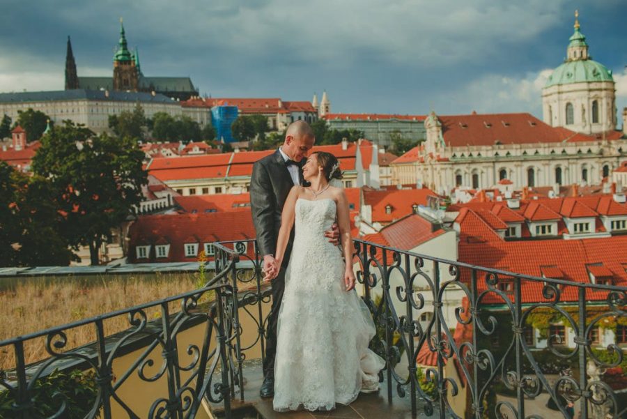 Prague wedding planners / J&J wedding photos from Vrtba Garden / captured by American photographer Kurt Vinion