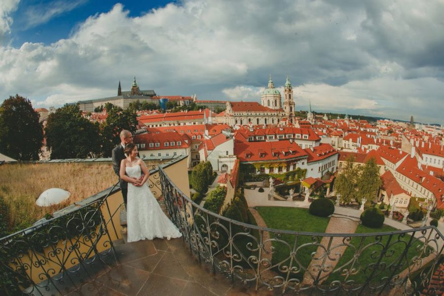 Prague wedding planners / J&J wedding photos from Vrtba Garden / captured by American photographer Kurt Vinion