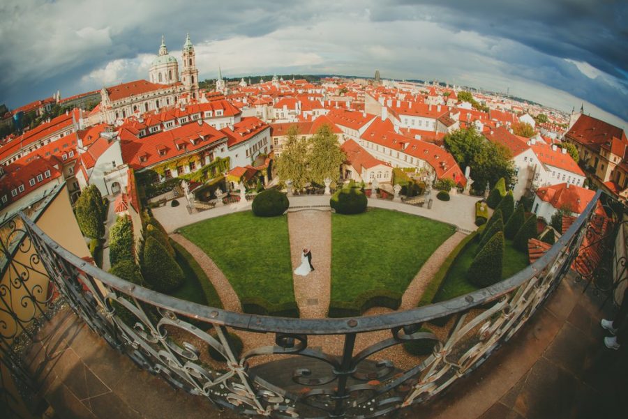 Prague wedding planners / J&J wedding photos from Vrtba Garden / captured by American photographer Kurt Vinion