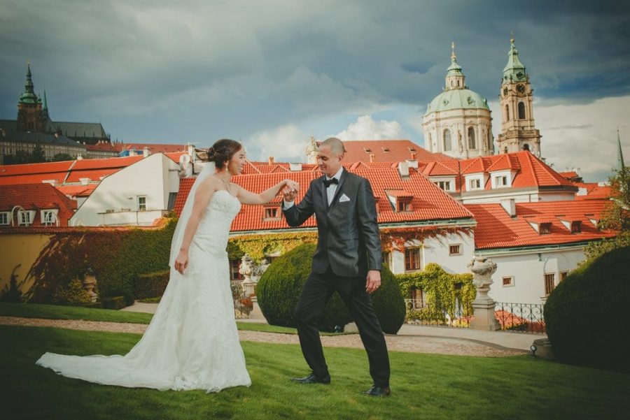 Prague wedding planners / J&J wedding photos from Vrtba Garden / captured by American photographer Kurt Vinion