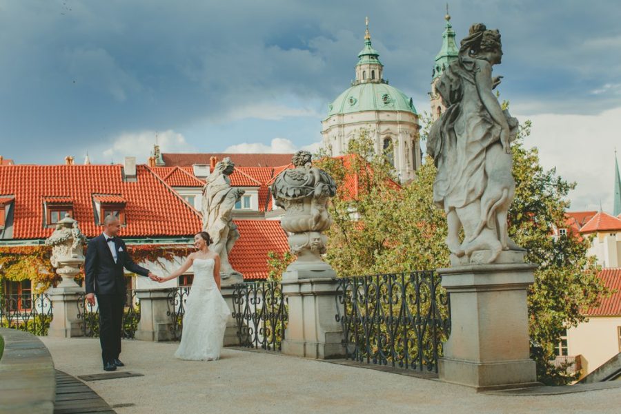 Prague wedding planners / J&J wedding photos from Vrtba Garden / captured by American photographer Kurt Vinion