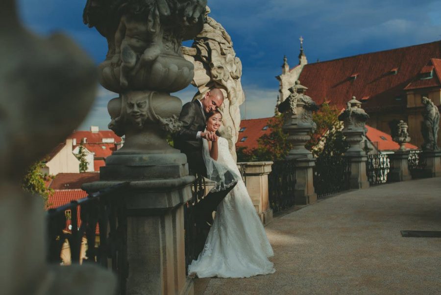 Prague luxury wedding photographers / J&J wedding photos from Vrtba Garden / captured by American photographer Kurt Vinion