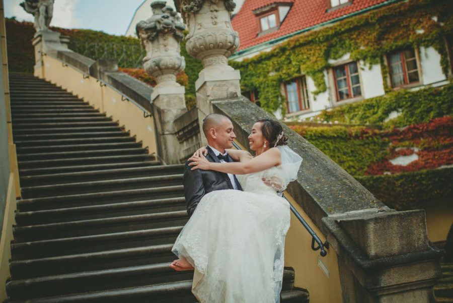 wedding planners Prague / J&J wedding photos from Vrtba Garden / captured by American photographer Kurt Vinion