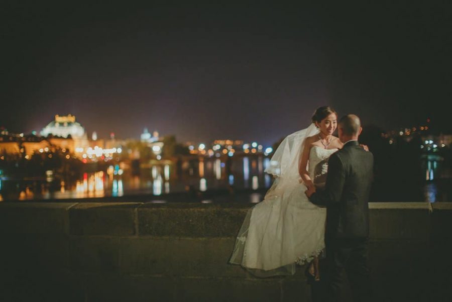 Prague wedding planners / J&J / wedding photos from the Charles Bridge / captured by American photographer Kurt Vinion