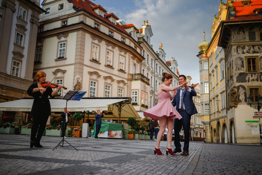 A sunrise marriage proposal on the Charles Bridge with M+S (USA)