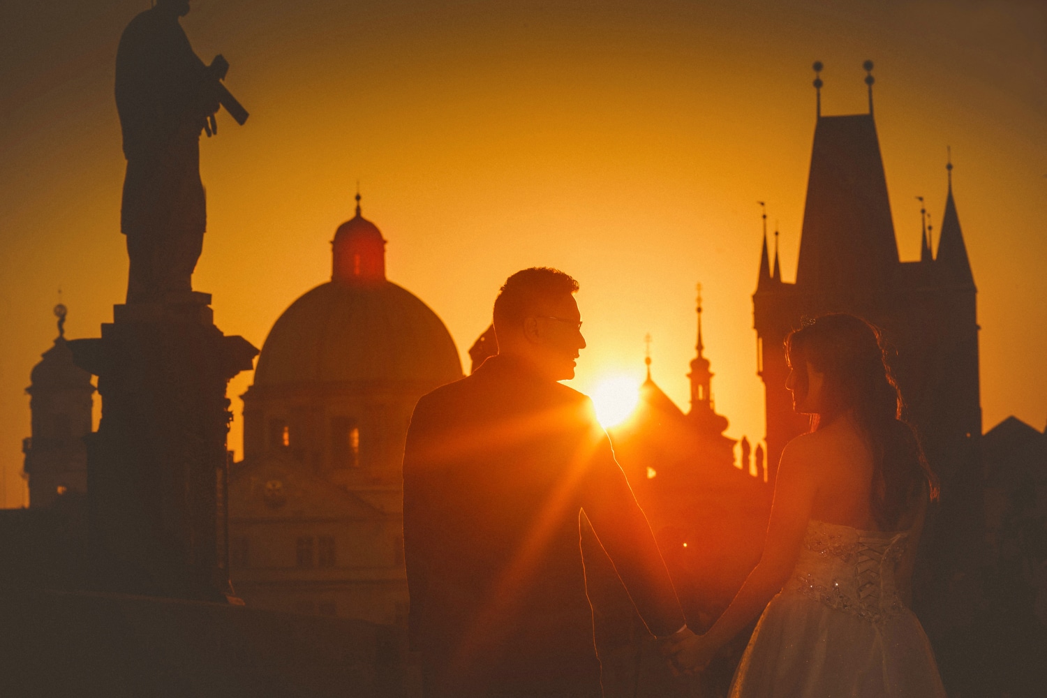 a sunrise & sunset pre-wedding portrait session in Prague with K+R
